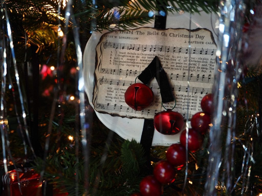 Jingle bells and music sheet