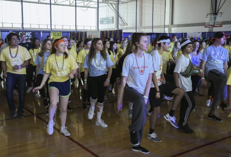 Ottothon 2019 featured a number of line dances, with the MCs leading the way.