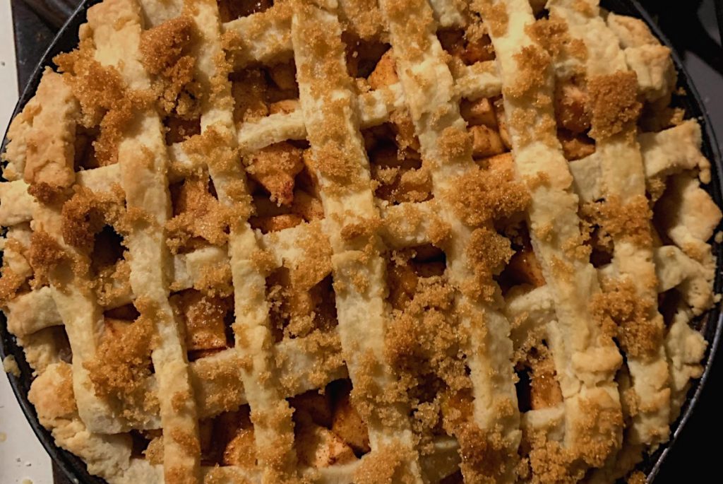 Vegan apple pie with cinnamon crumbles
