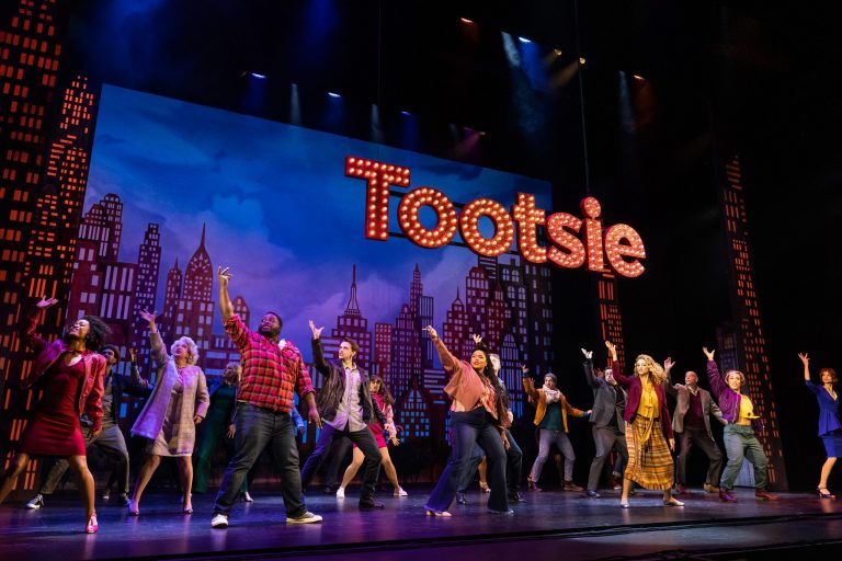 The cast of the National Tour of TOOTSIE.