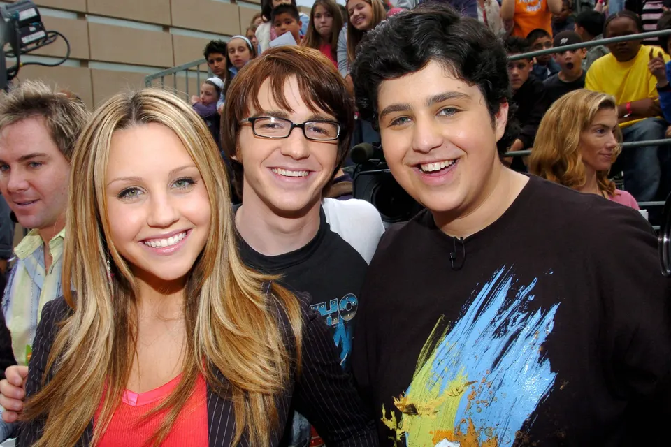 Screengrab of Amanda Bynes, Drake Bell, and Josh Peck on set at Nickelodeon