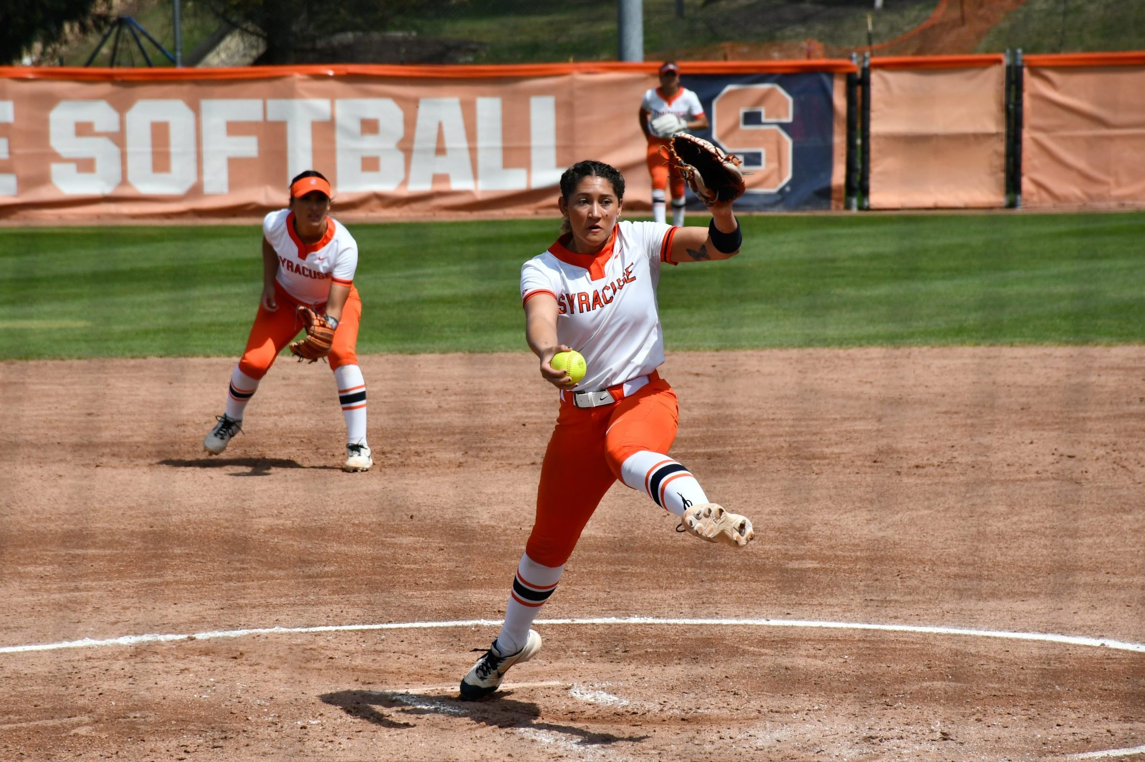 Syracuse softball splits Wednesday afternoon doubleheader with Canisius