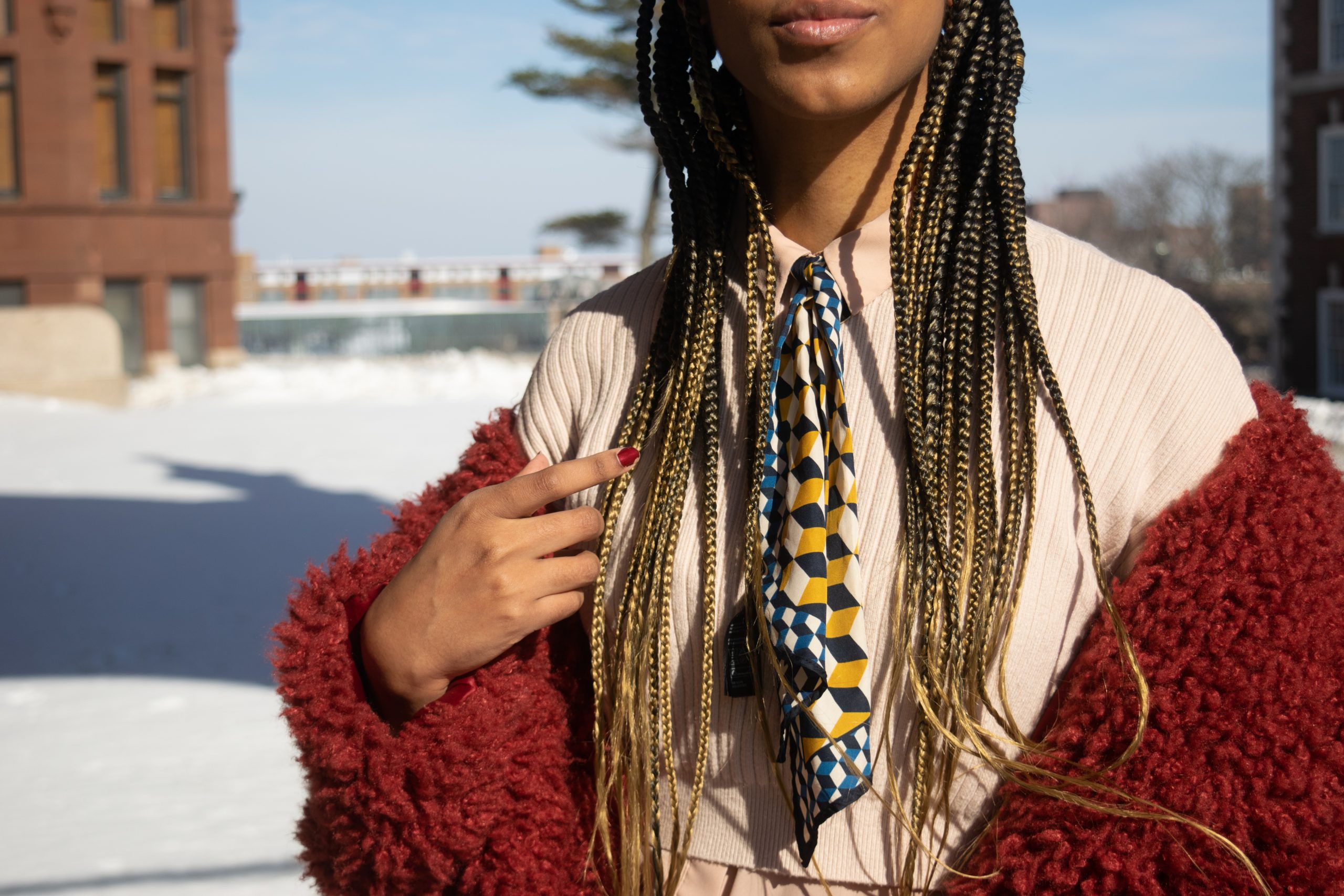Pérez-Gonzalez uses cropped shirts and scarves as an outer layer.