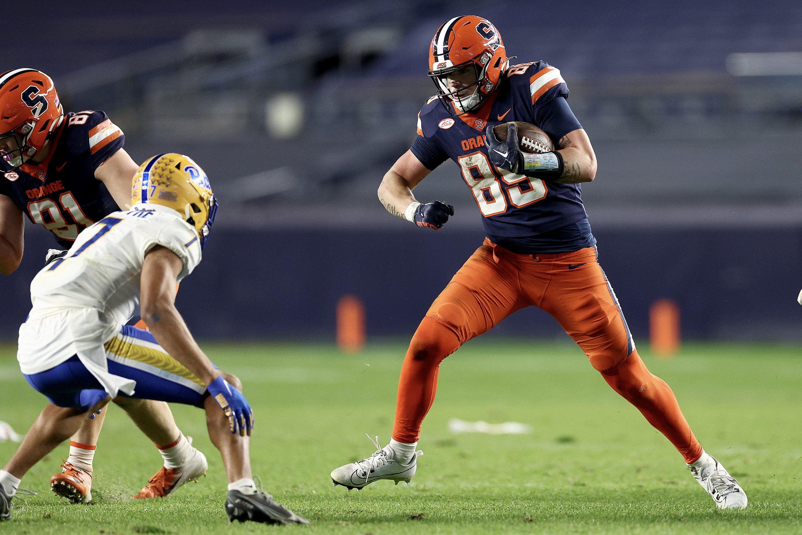 SU tight end Dan Villari (#89) of the Syracuse Orange carries the ball during the second half of Saturday's game against Pittsburgh at Yankee Stadium.