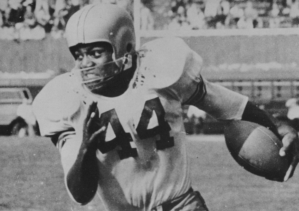 Jim Brown playing football for SU with the famous #44 jersey.