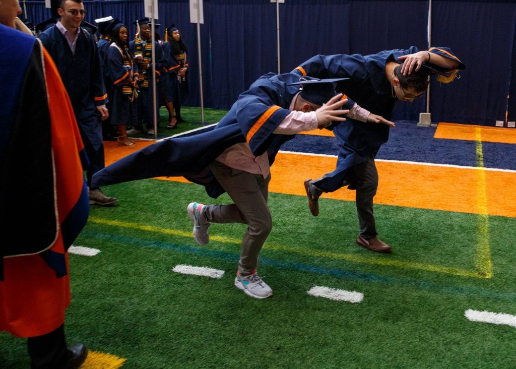 Students race to commencement.