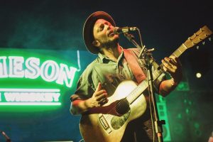 Andi Pomato performing.